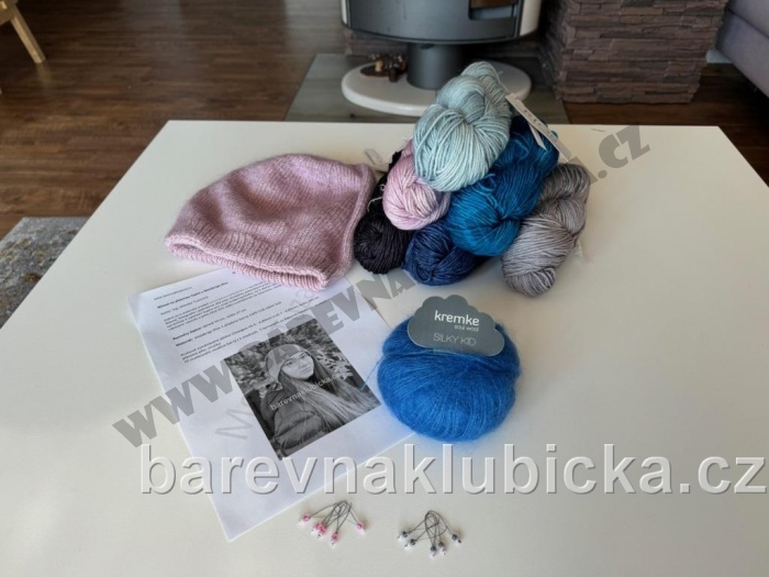 5. modrá sada na pletenou čepici Natali z Malabrigo Rios a Kremke Silky Kid se značkovači